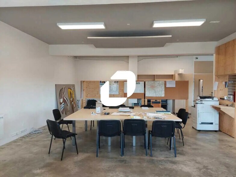 Flex in Coignières for lease - Interior Photo - Image 3 of 11