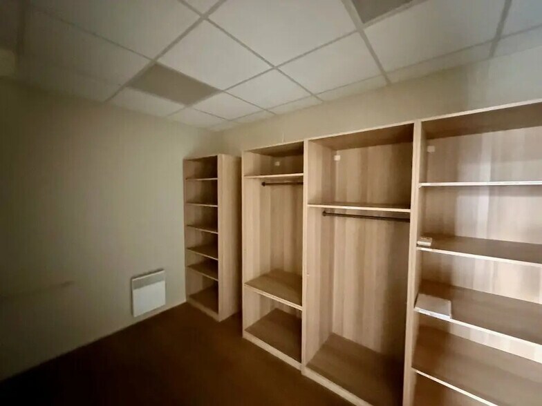 Retail in Beauvais for lease - Interior Photo - Image 2 of 3