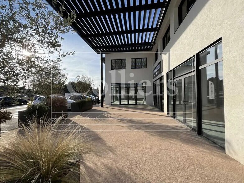 Retail in Éguilles for lease - Building Photo - Image 1 of 8