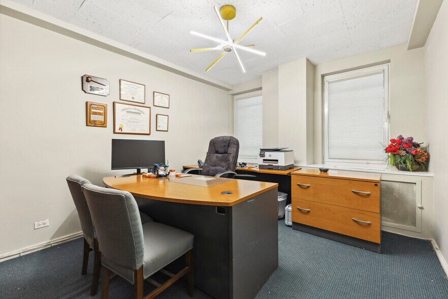 1 E 69th St, New York, NY for sale - Interior Photo - Image 2 of 19