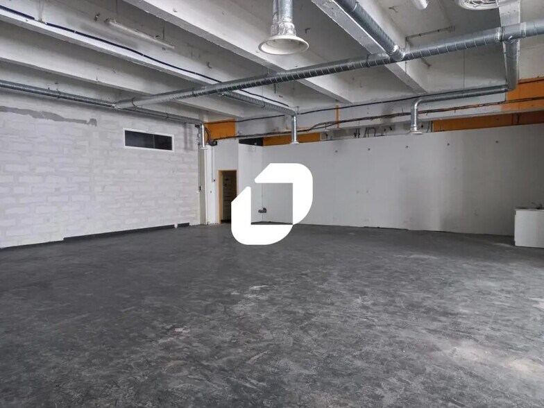 Flex in Lille for lease - Interior Photo - Image 1 of 2