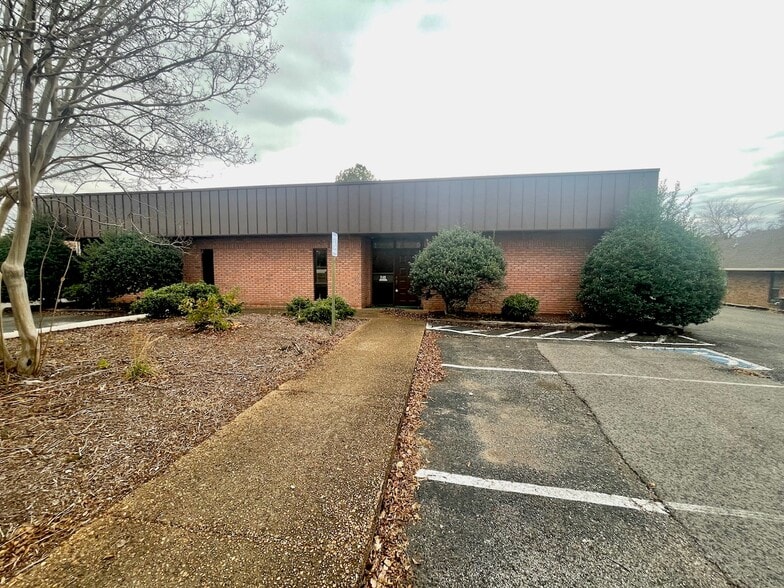 240 Carriage House Dr, Jackson, TN for lease - Primary Photo - Image 2 of 16
