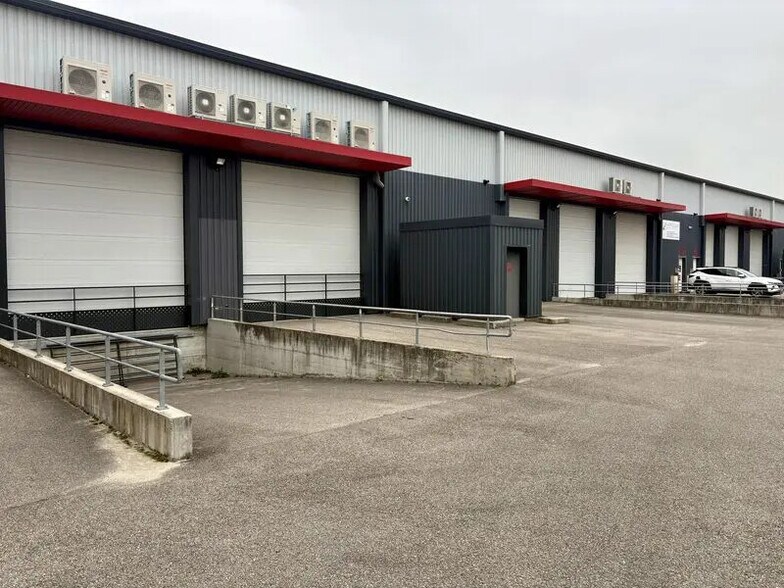 Flex in Saint-Quentin-Fallavier for lease - Building Photo - Image 2 of 11