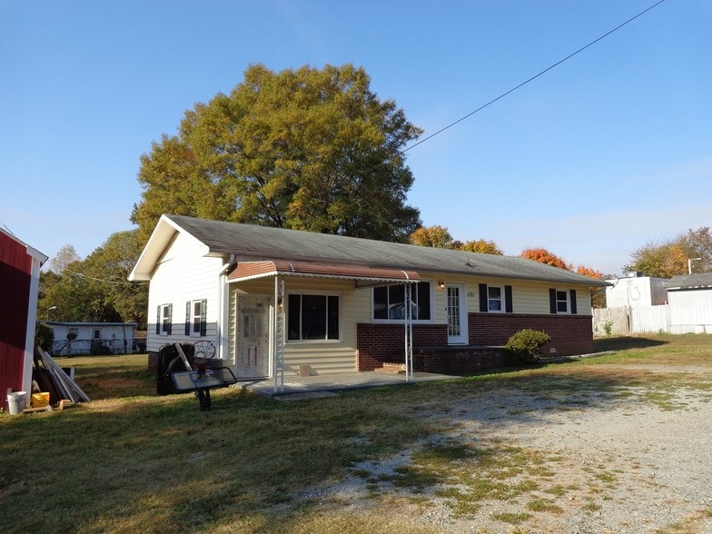 1121 W Charlotte Ave, Mount Holly, NC 28120