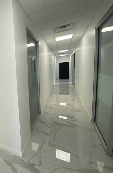 586 Newark Ave, Jersey City, NJ for lease - Building Photo - Image 3 of 7