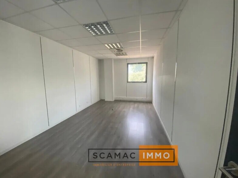 Office in LES MILLES for lease - Interior Photo - Image 3 of 9