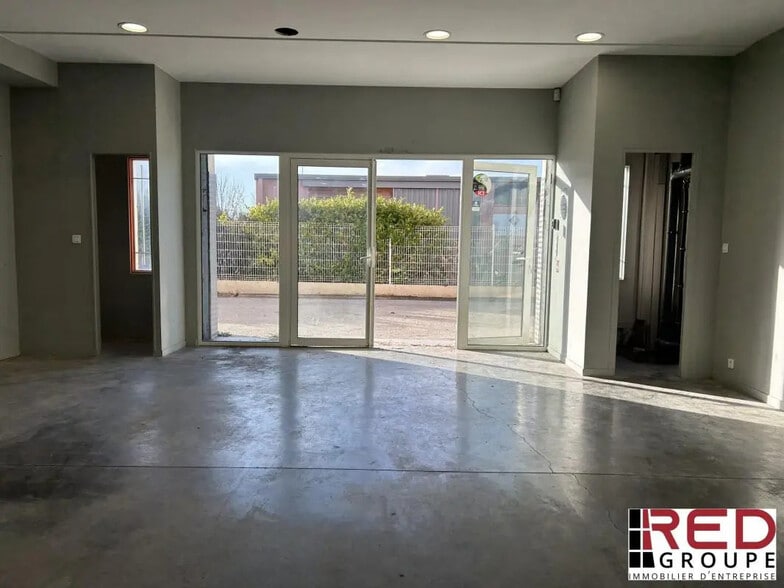 Industrial in Venelles for lease - Interior Photo - Image 2 of 3