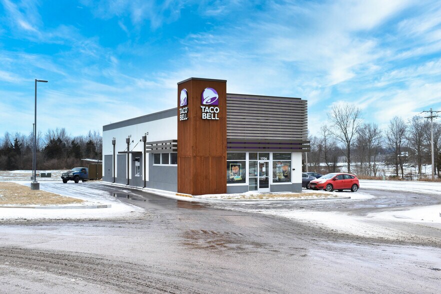 1706 W Columbia St, Farmington, MO 63640