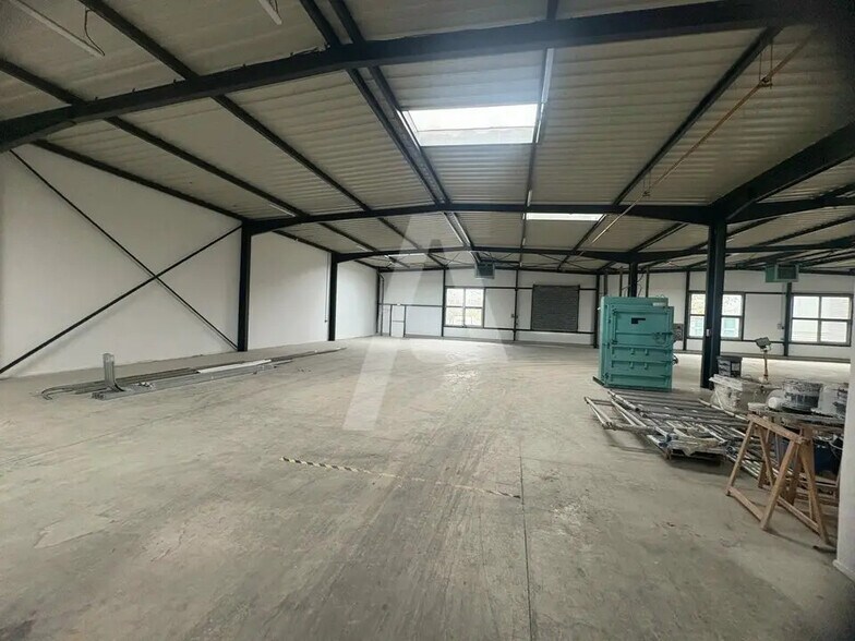 Flex in Ivry-sur-Seine for lease - Interior Photo - Image 1 of 4