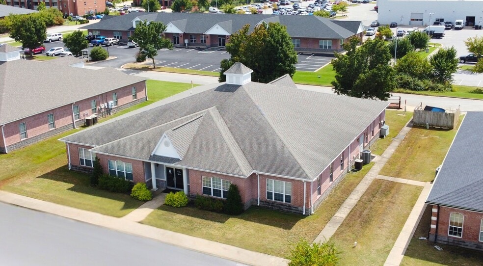 102 Executive Dr, Bentonville, AR for lease - Building Photo - Image 1 of 18
