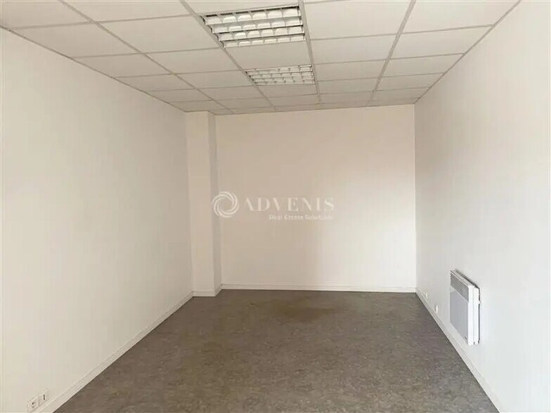 Office in Le Mans for lease - Building Photo - Image 2 of 5