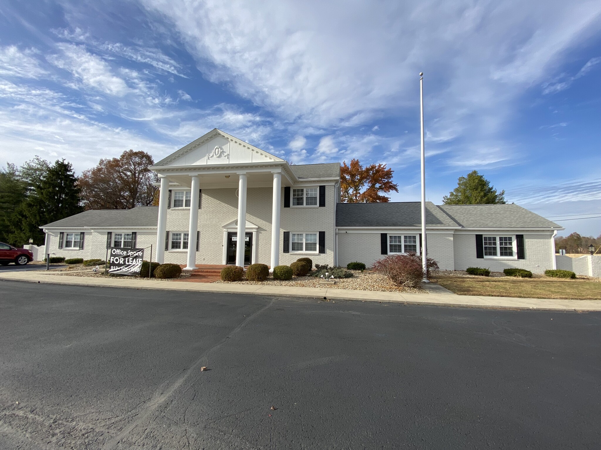 1963 W Mount Dr, Scottsburg, IN for sale Primary Photo- Image 1 of 1