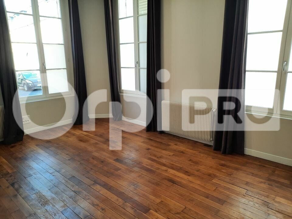 Office in Compiègne for lease Interior Photo- Image 1 of 5
