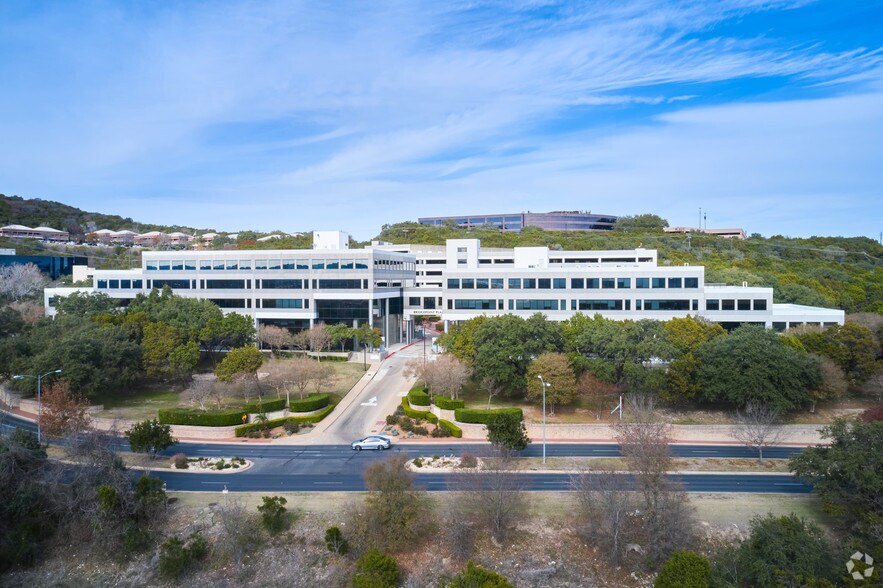 5918 Courtyard Dr W, Austin, TX for lease - Building Photo - Image 1 of 16