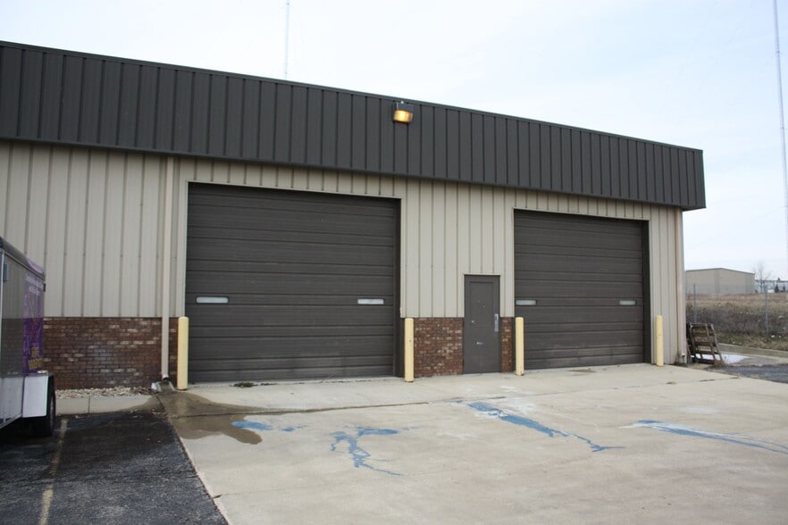 378 Sundown Rd, South Elgin, IL for lease - Building Photo - Image 2 of 9
