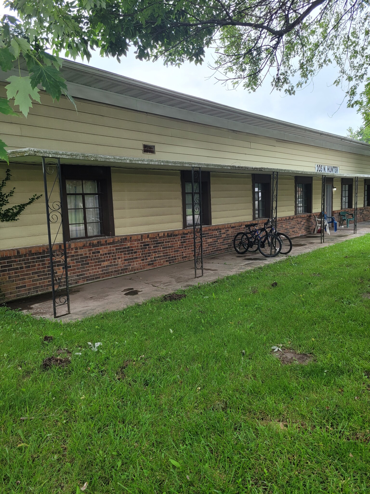 205 N Hunter St, Versailles, MO for sale Primary Photo- Image 1 of 1