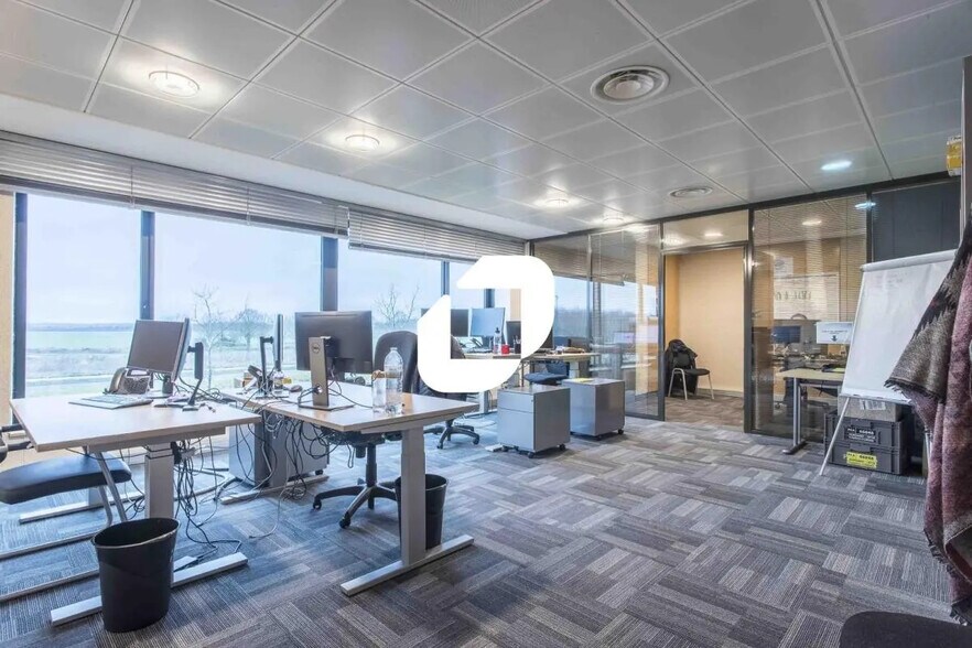 Office in Lieusaint for lease - Interior Photo - Image 3 of 28