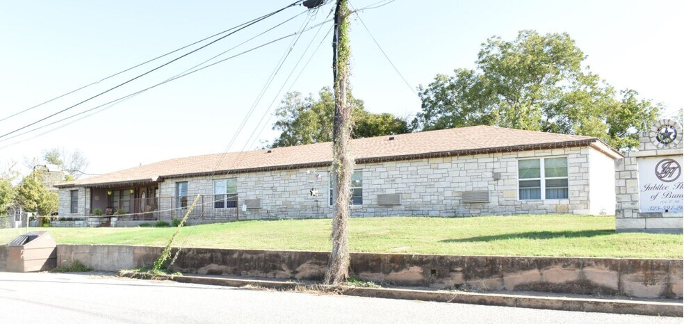 104 E 5th St, Brady, TX for sale - Primary Photo - Image 1 of 1