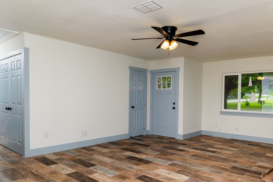 811 Matchett St, Brenham, TX for sale - Interior Photo - Image 2 of 18