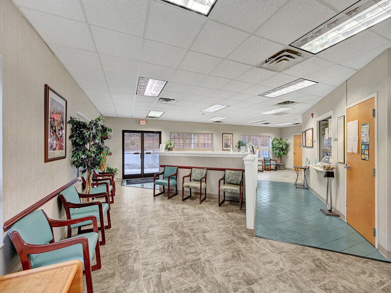 124 Samaritans Ridge Rd, Elkin, NC for sale - Interior Photo - Image 2 of 15