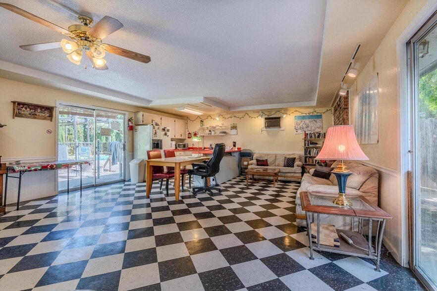 349 W Pine St, Central Point, OR for sale - Interior Photo - Image 3 of 7