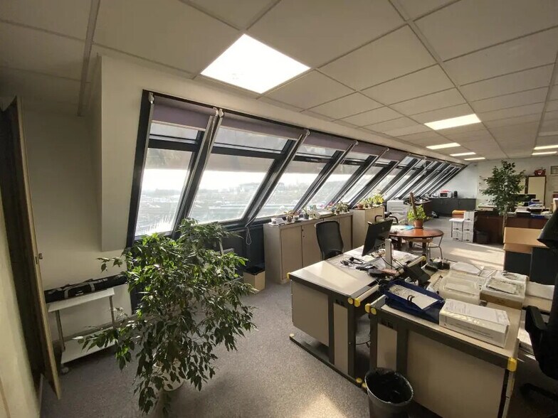 Flex in Pantin for lease - Building Photo - Image 2 of 4