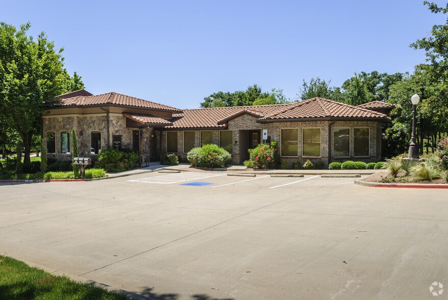 560 N Walnut Creek Dr, Mansfield, TX for sale - Building Photo - Image 1 of 1