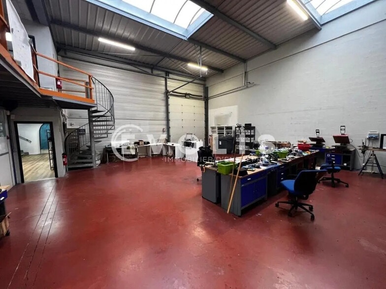 Flex in Épône for lease - Interior Photo - Image 2 of 10