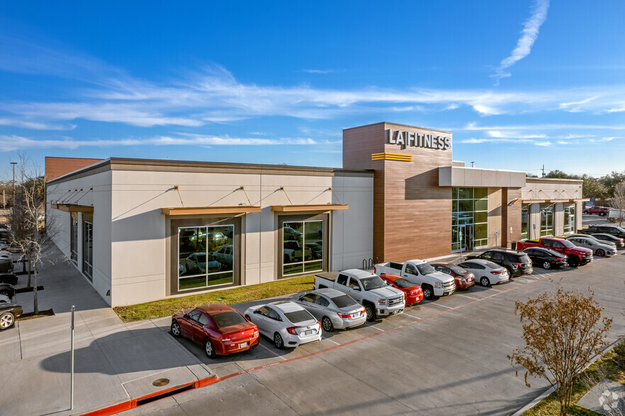 655-700 W Illinois Ave, Dallas, TX for lease - Building Photo - Image 3 of 27