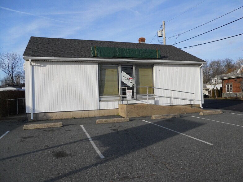 124 E Main Rd, Middletown, RI for sale - Building Photo - Image 1 of 1