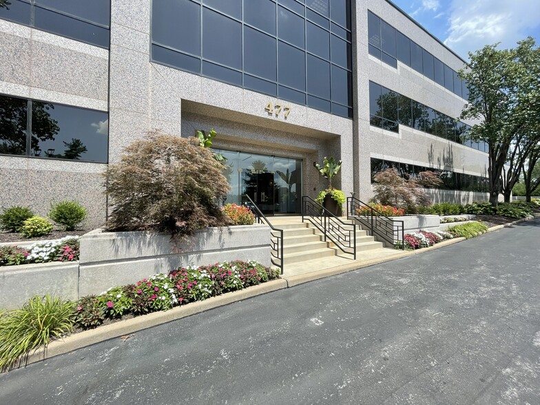 477 N Lindbergh Blvd, Creve Coeur, MO for lease - Building Photo - Image 3 of 11