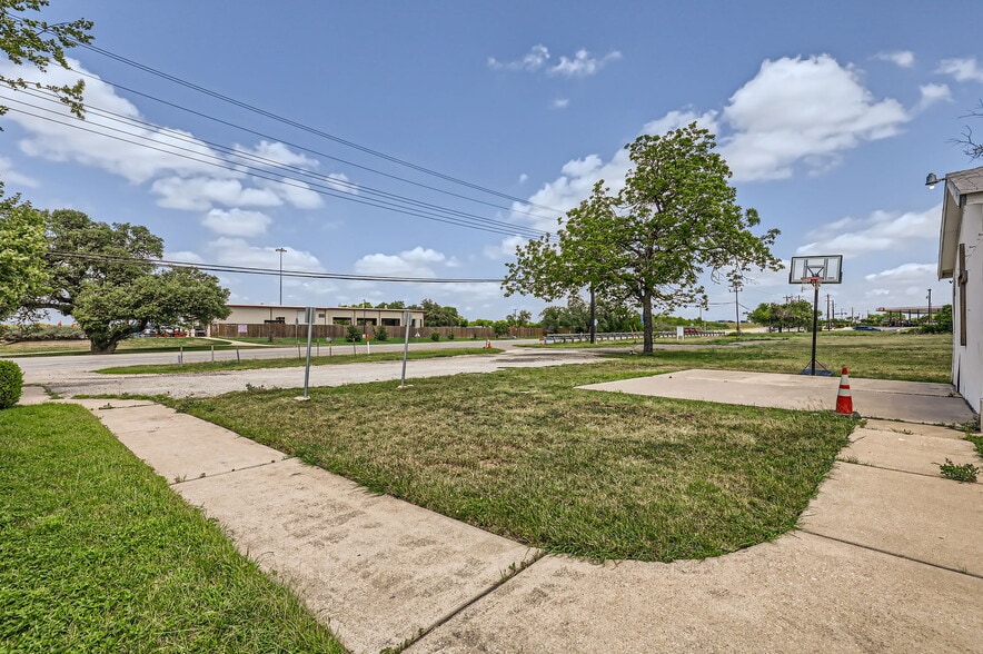 2701 N Austin Ave, Georgetown, TX for sale - Building Photo - Image 3 of 7