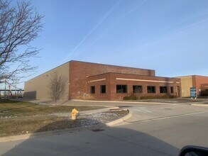 51255 Regency Center Dr, Macomb Township, MI for lease Building Photo- Image 1 of 5