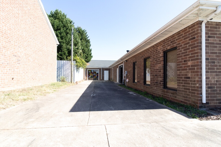 2006 Maple Ave, Burlington, NC for sale - Building Photo - Image 3 of 14