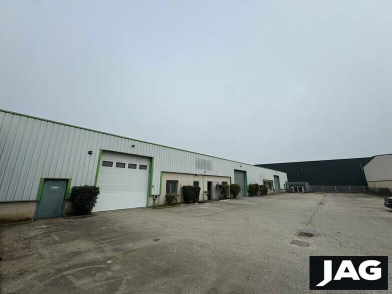 Flex in Pusignan for lease - Building Photo - Image 1 of 10