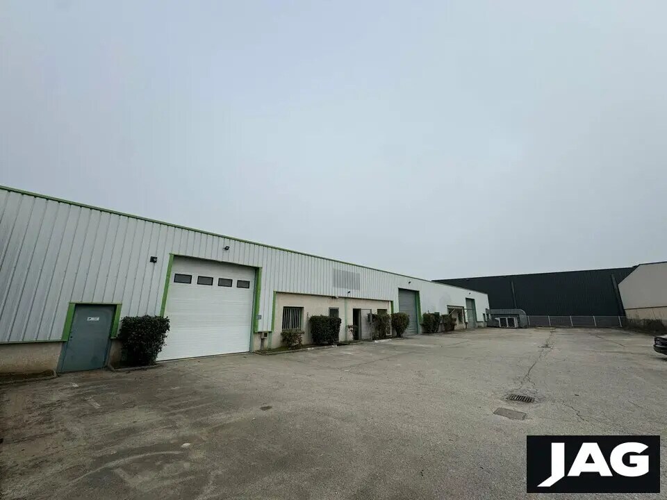 Flex in Pusignan for lease Building Photo- Image 1 of 11