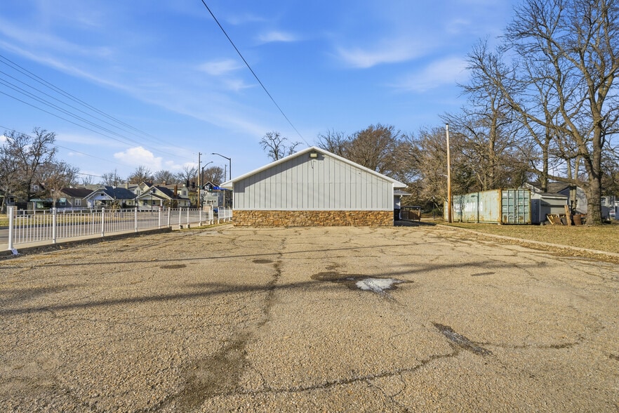 1196 SW Washburn Ave, Topeka, KS for sale - Building Photo - Image 3 of 17