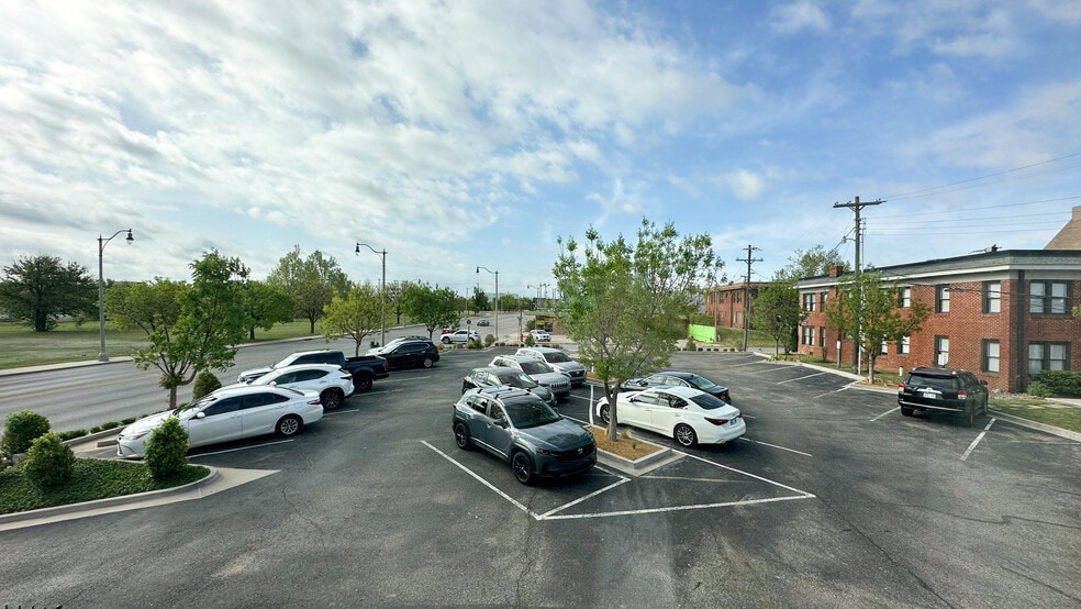 1611-1613 N Broadway Ave, Oklahoma City, OK for lease - Interior Photo - Image 2 of 14