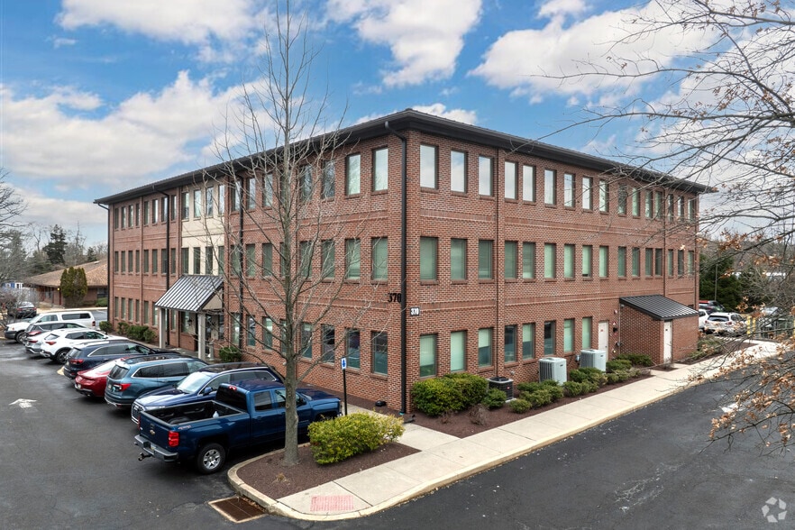 370 E Maple Ave, Langhorne, PA for lease - Primary Photo - Image 1 of 6