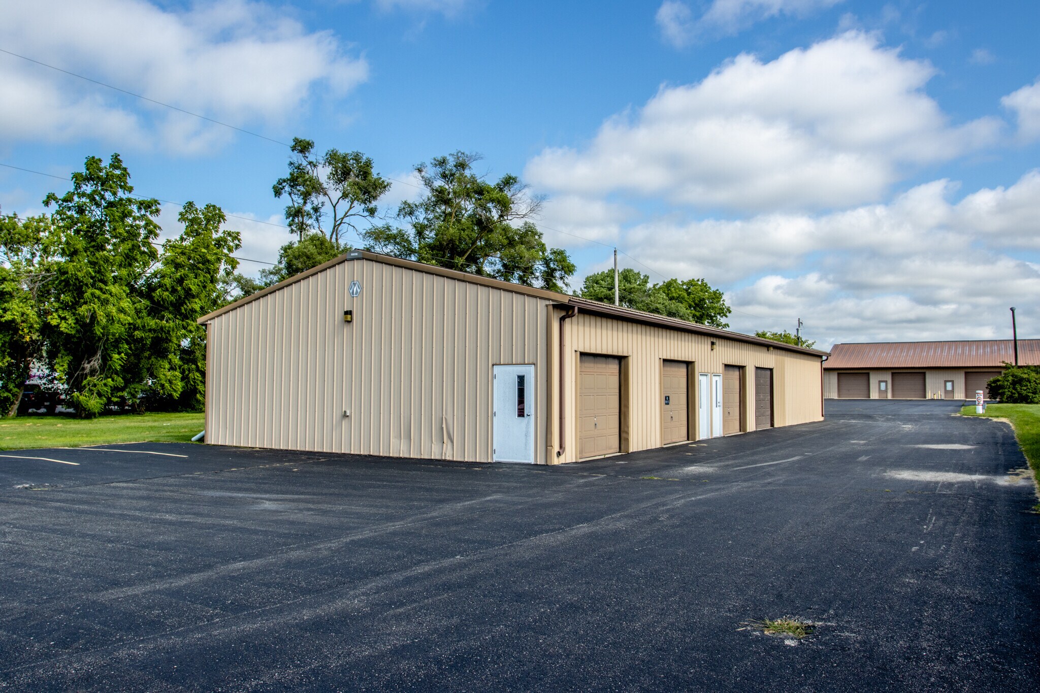 S30W24670 Sunset Dr, Waukesha, WI 53189 - Retail Showroom/Office