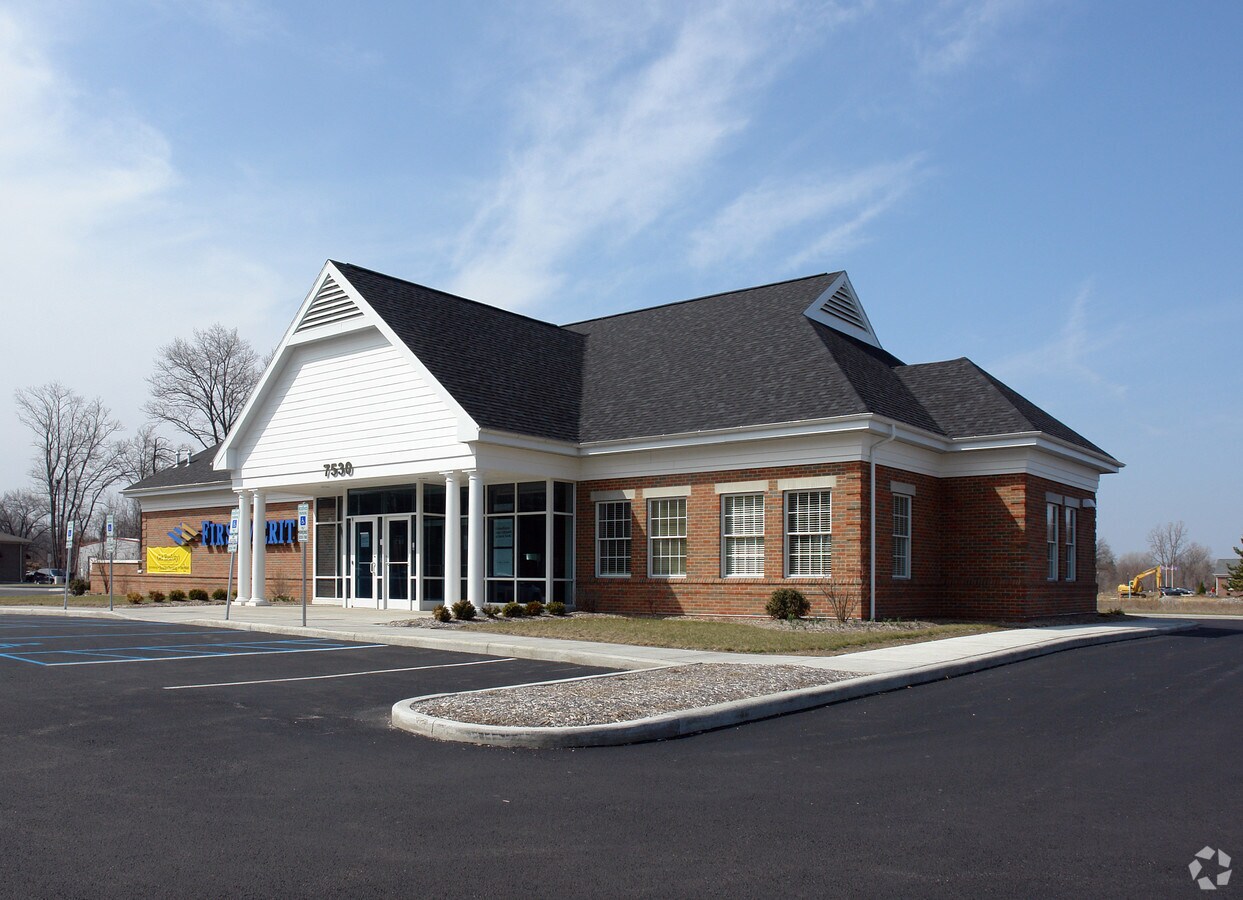 7530 Kings Pointe Rd, Sylvania, OH 43560