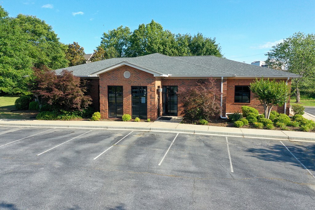 202 Overland Dr, Greenwood, SC for sale Primary Photo- Image 1 of 36