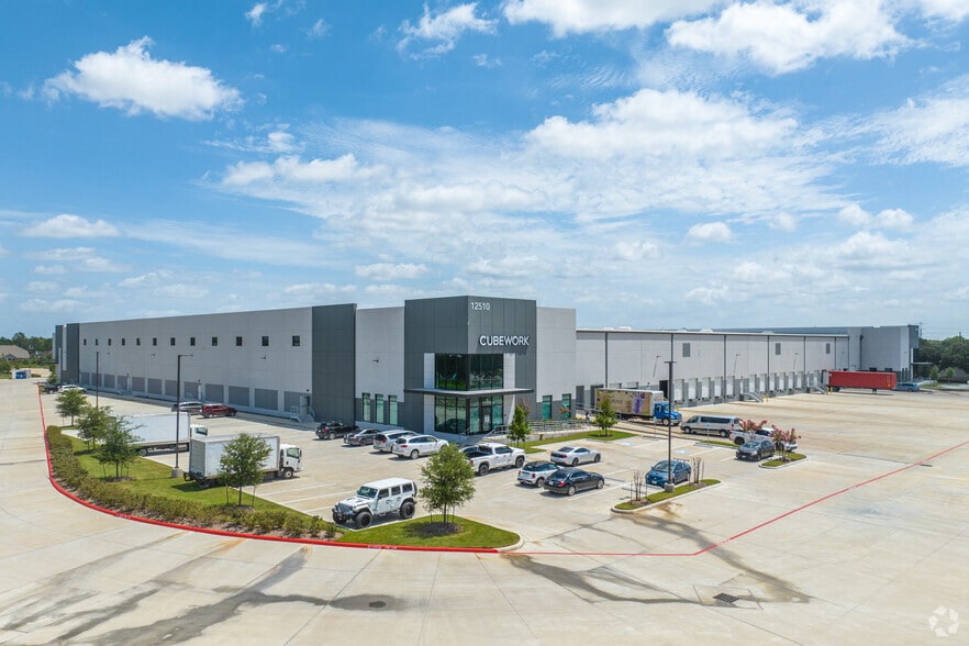 12510 W Airport Blvd, Sugar Land, TX for lease - Building Photo - Image 2 of 24