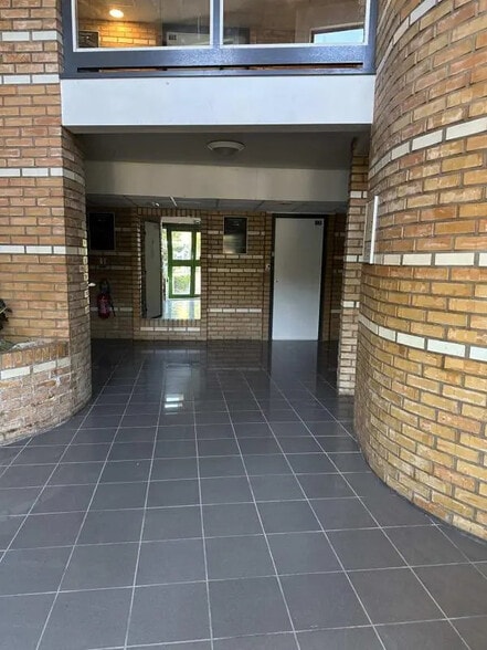 Office in Champs-sur-Marne for lease - Building Photo - Image 2 of 9