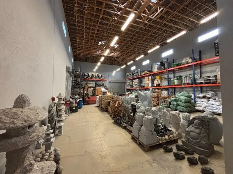 Flex in Le Rove for lease - Interior Photo - Image 2 of 13