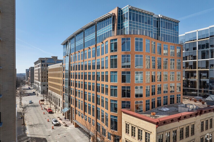 10 E Doty St, Madison, WI for lease - Primary Photo - Image 1 of 13