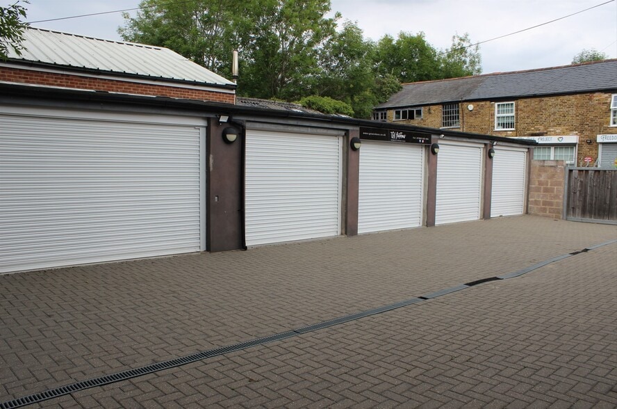 Cooks Garages Forge Lane, Northwood for lease - Primary Photo - Image 1 of 7