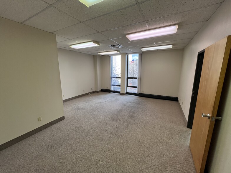 160 E Main St, Decatur, IL for lease - Interior Photo - Image 2 of 11