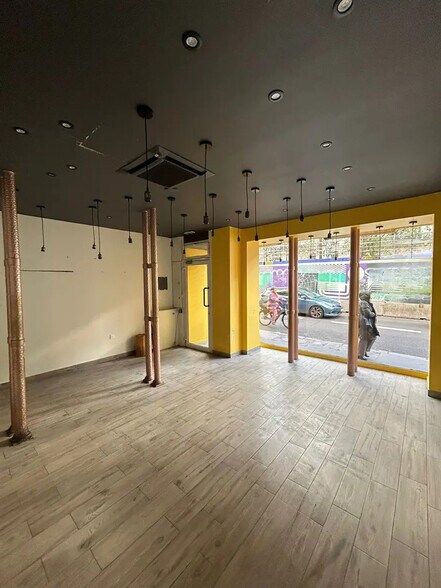 Retail in Paris for lease - Building Photo - Image 3 of 4