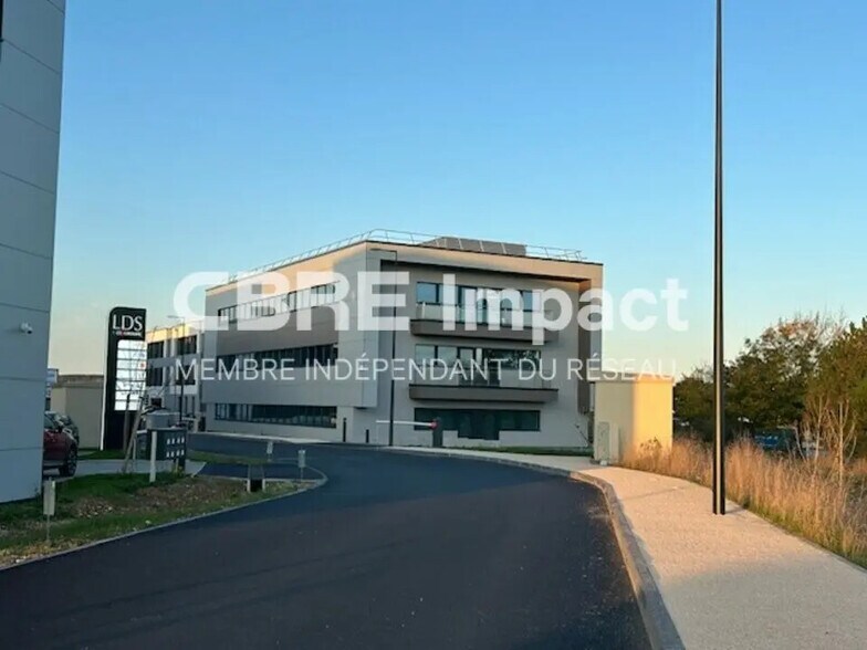 Office in Fontaine-lès-Dijon for lease - Building Photo - Image 2 of 16